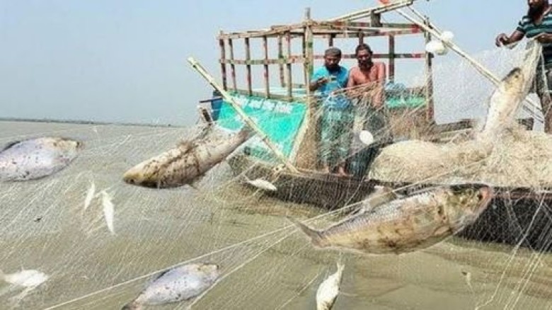 ৮ মাস সাগরে ইলিশ ধরা বন্ধ, জেলেদের পাশে 