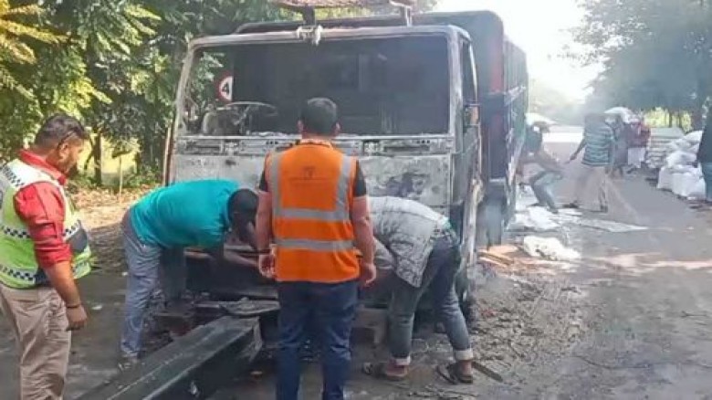 মাদারীপুরে ট্রাকে আগুন দিলো দুর্বৃত্তরা,