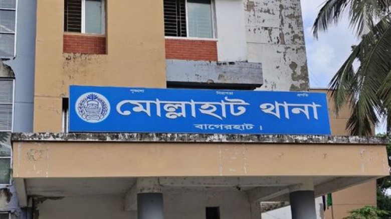 মোল্লাহাটে কাভার্ডভ্যানের ধাক্কায় ইটভাটা