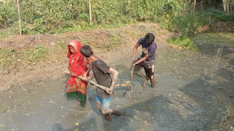 মায়ের চোখে জল, কাঁধে লাঙ্গল—এই কি আমাদের