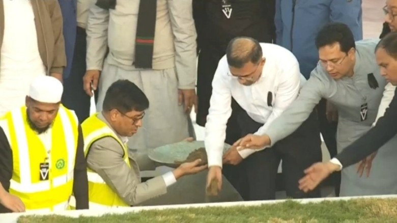 রাষ্ট্রীয় মর্যাদায় স্বামীর কবরের পাশে সম