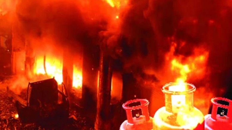 ওয়ারীতে পাস্তা ক্লাব রেস্টুরেন্টে সিলিন্