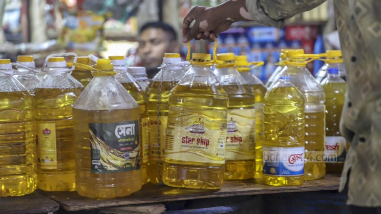 ভোজ্যতেল বাজারে সিন্ডিকেটের থাবা:  লিটার