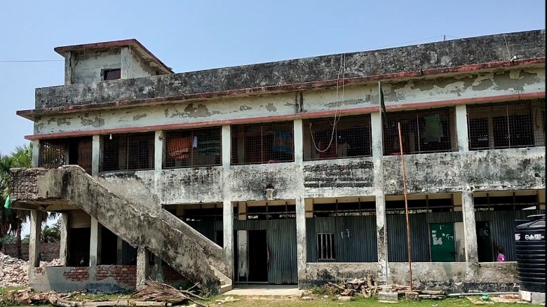 স্কুলে ক্লাস, পাশেই পুলিশ—ভয়ে সঙ্কুচিত শ