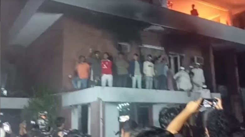 ধানমন্ডি ৩২ নম্বরের বাড়িতে ব্যাপক ভাঙচুরের পর আগুন...