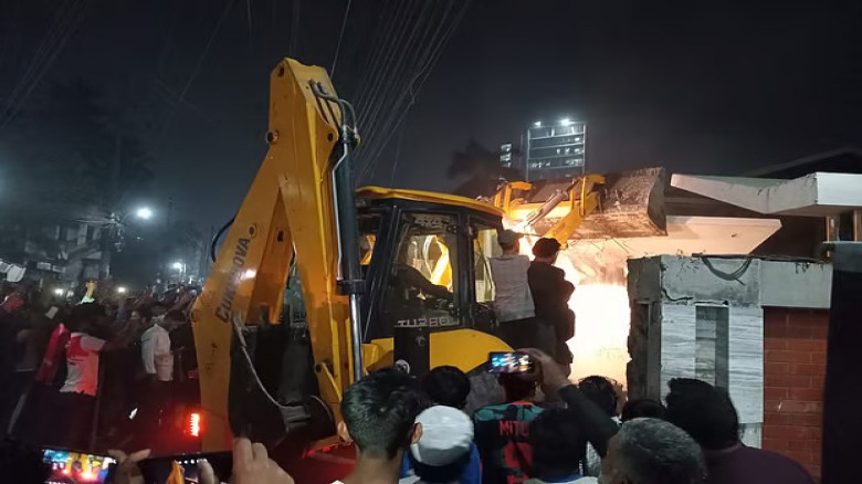 বুলডোজার দিয়ে গুঁড়িয়ে দেওয়া হচ্ছে খুলনার ‘শেখ ...