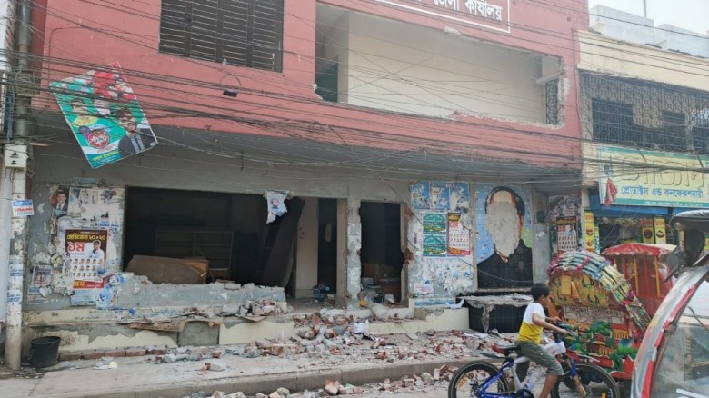 মাদারীপুরে আওয়ামী লীগ কার্যালয় ও শেখ মুজিবের ম্যুর...