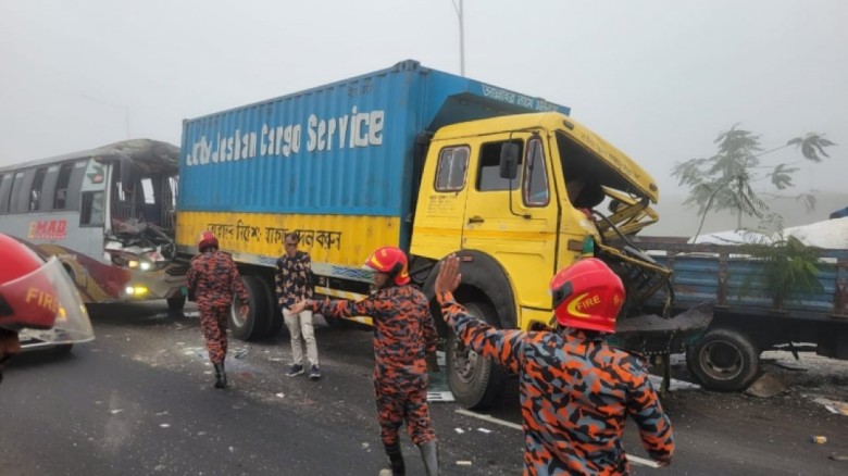 ঘনকুয়াশায় ঢাকা-মাওয়া এক্সপ্রেসওয়েতে ৪ যানবাহনের সং...