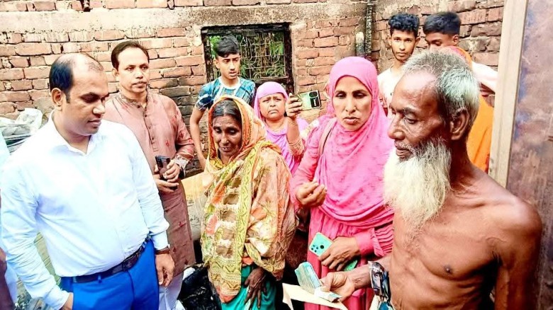 মোকামতলায় অগ্নিকাণ্ডে পুড়লো ঘরবাড়ি, ক্ষতিগ্রস্ত প...