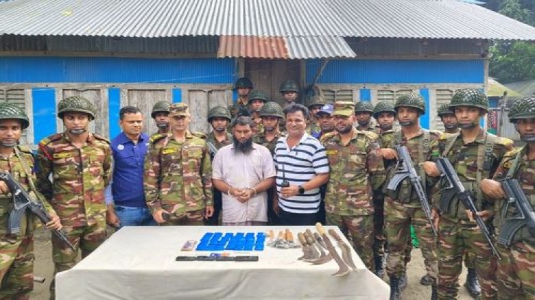 চিতলমারীতে যৌথ অভিযানে বিপুল পরিমাণ ইয়াবাসহ শীর্ষ ...