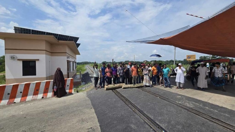 ফরিদপুরের ভাঙ্গায় মহাসড়কের পাশাপাশি এবার রেললাইন অ...