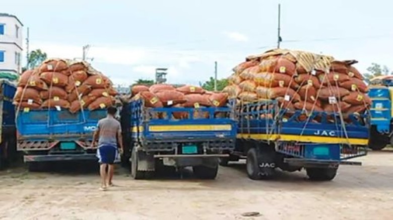 হিলি স্থলবন্দর দিয়ে একদিনে এলো ৪৯ ট্রাক কাঁচা মরিচ...