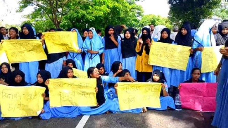 ঢাকা-চট্টগ্রাম মহাসড়ক অবরোধ করে শিক্ষার্থীদের বিক্...