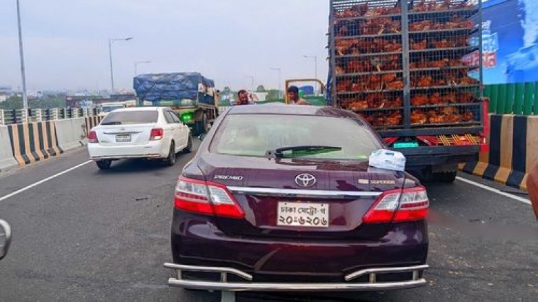 ঢাকা-মাওয়া এক্সপ্রেসওয়েতে প্রাইভেটকারের ধাক্কায় নি...
