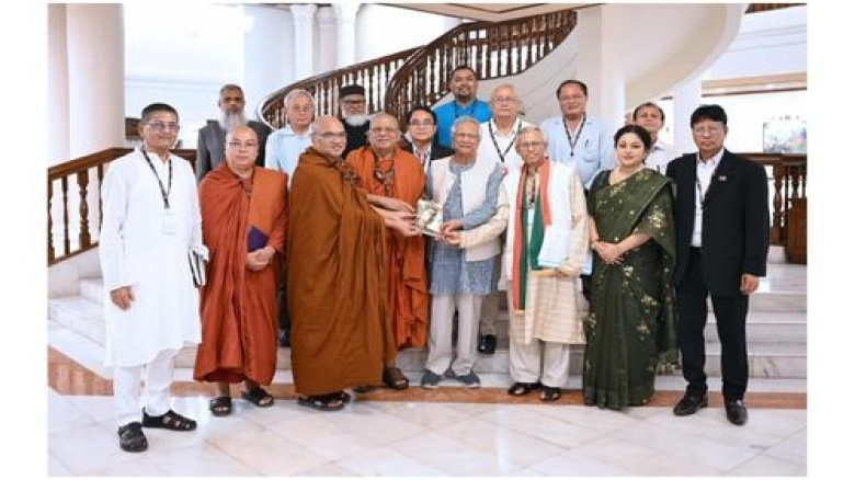 প্রধান উপদেষ্টার সঙ্গে বৌদ্ধ ধর্মীয় নেতাদের শুভেচ...