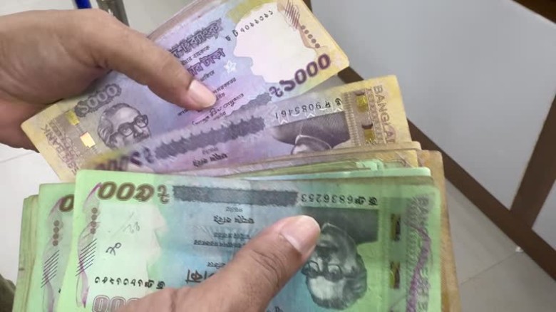 নির্বাচন উপলক্ষে নগদ টাকার ছড়াছড়ি চলছে