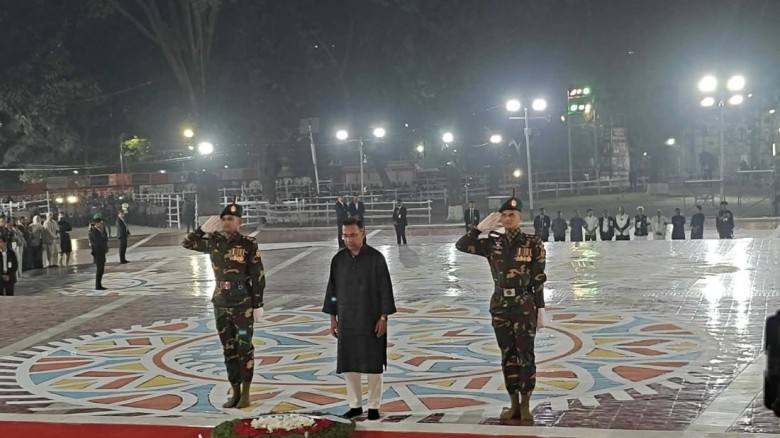 ভাষা শহীদদের প্রতি শ্রদ্ধা নিবেদন করলেন 