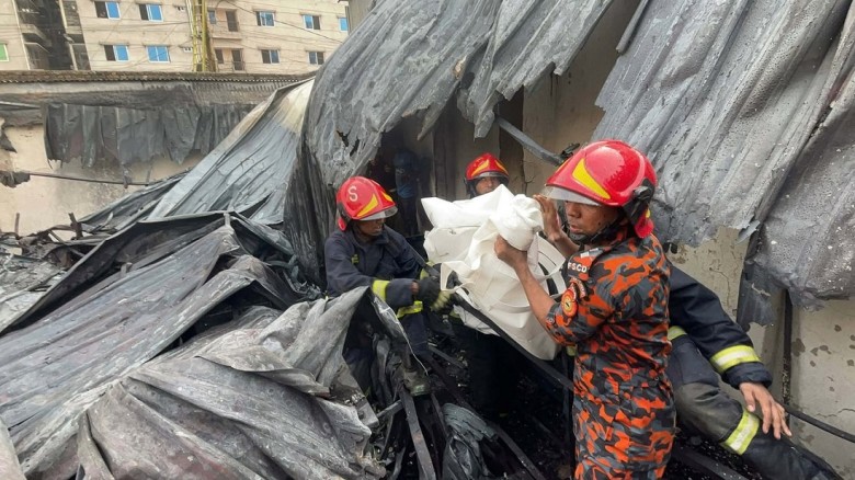 কদমতলীতে লাইটার কারখানায় আগুন, ৫ মরদেহ 
