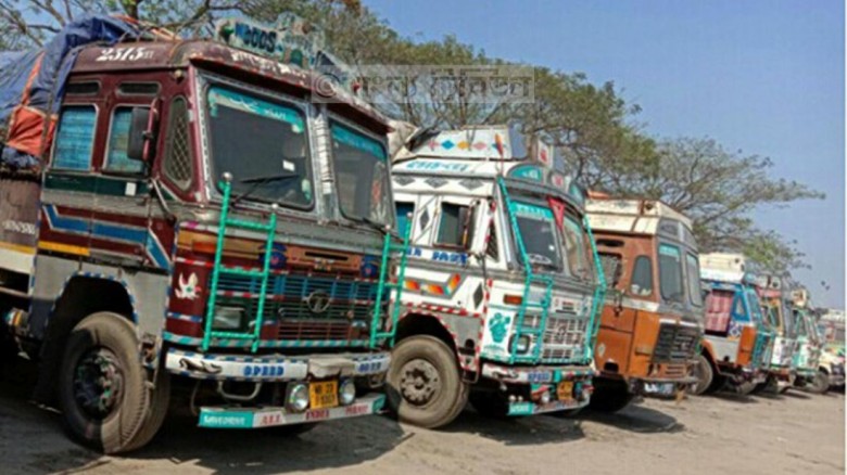 বেনাপোল স্থলবন্দরে পণ্য নামানোর সময় লোহা