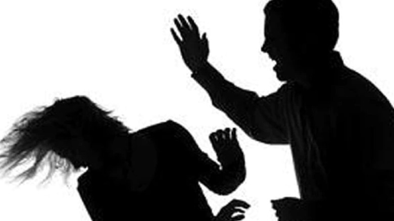 মোল্লাহাটে স্বামীর হামলায় গৃহবধূ গুরুতর 