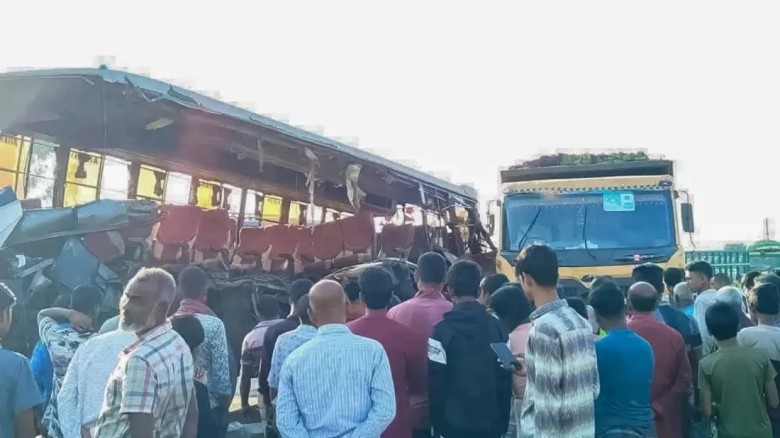 মিঠাপুকুরে বাসের ধাক্কায় প্রাণ গেল চার প